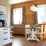 Strandberg's Stadt Apartman *